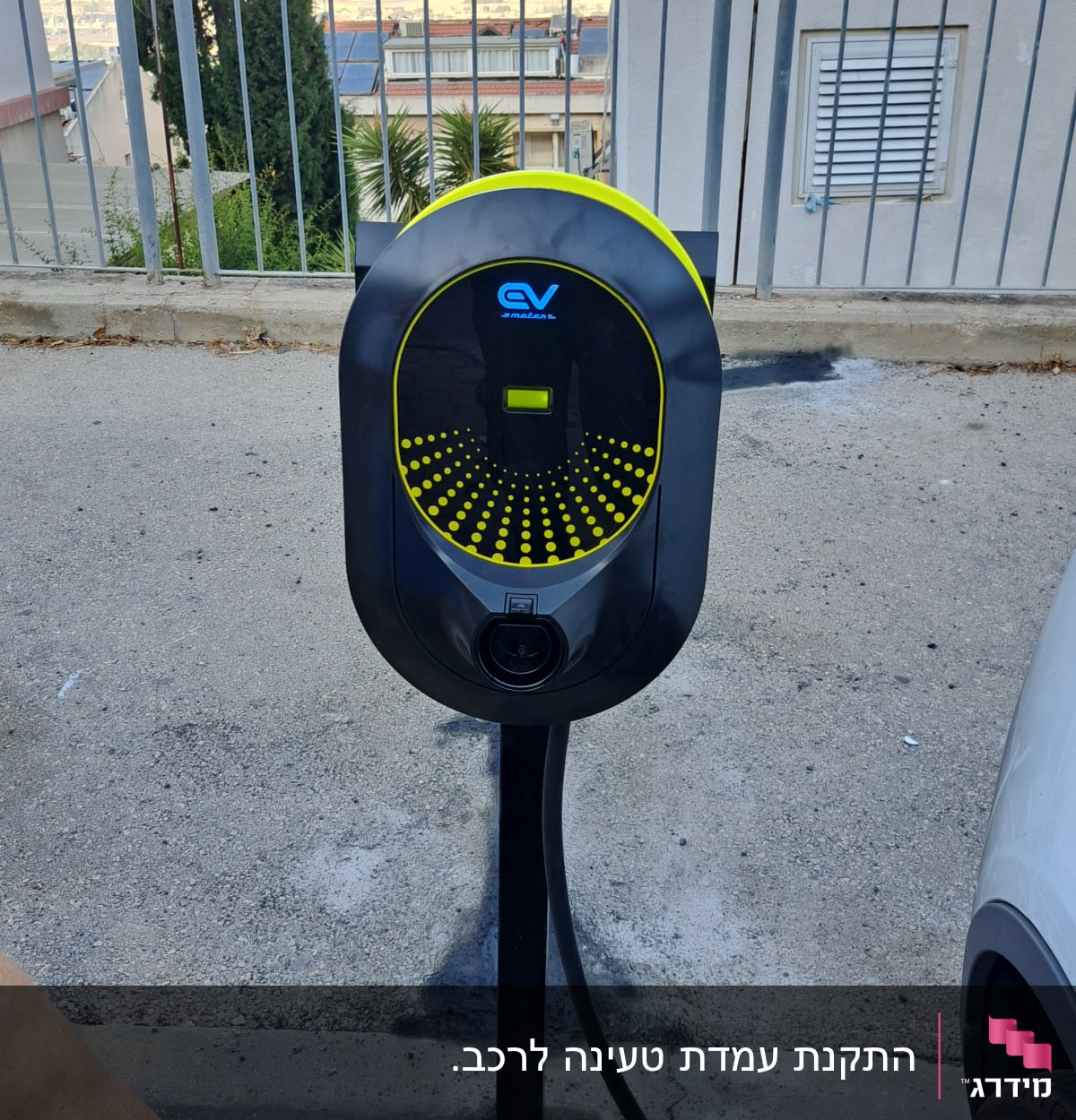עמדת טעינה לרכב חשמלי עם כבל מחובר לרכב